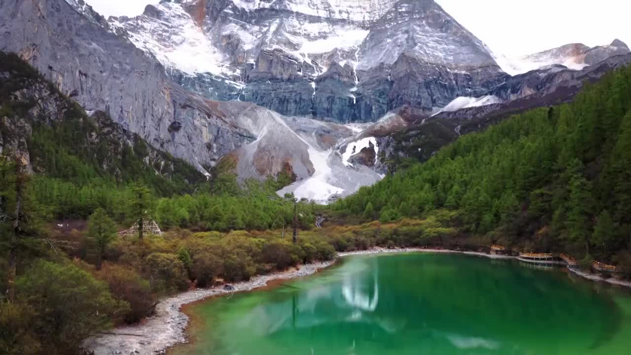 高原湖泊与雪山航拍视频素材