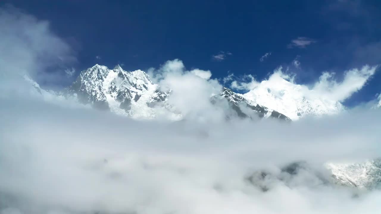 云海中的贡嘎雪山视频素材