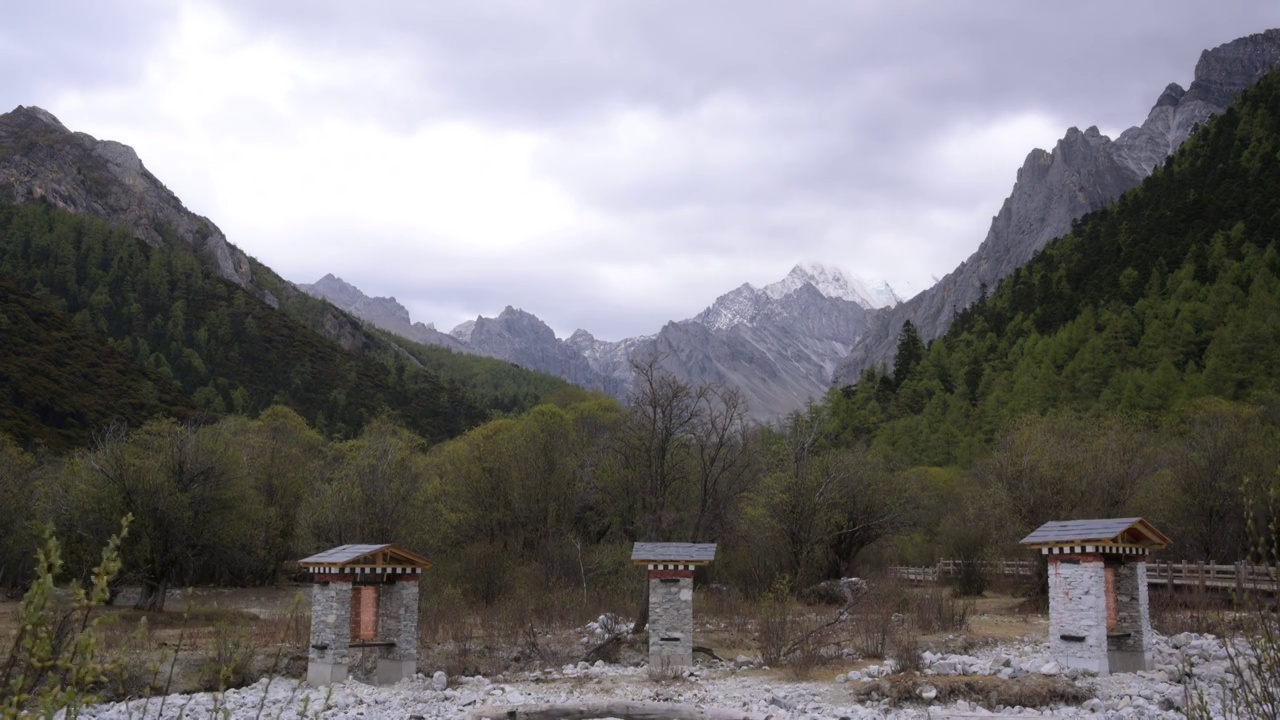 稻城亚丁冲古草甸与雪山延时视频素材