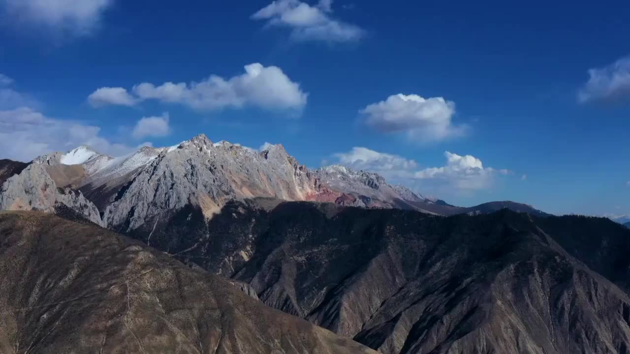 航拍西藏昌都市八宿县怒江七十二拐及业拉山视频素材