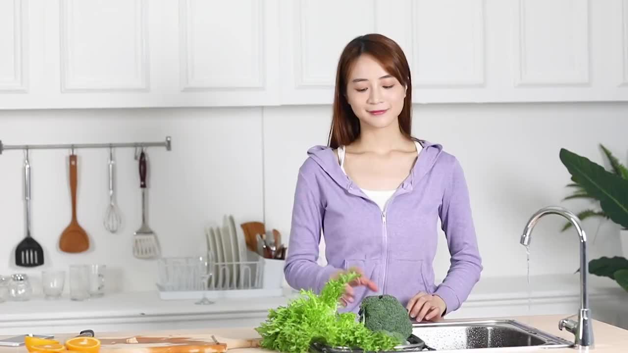 一位美女在厨房洗绿花椰菜视频素材