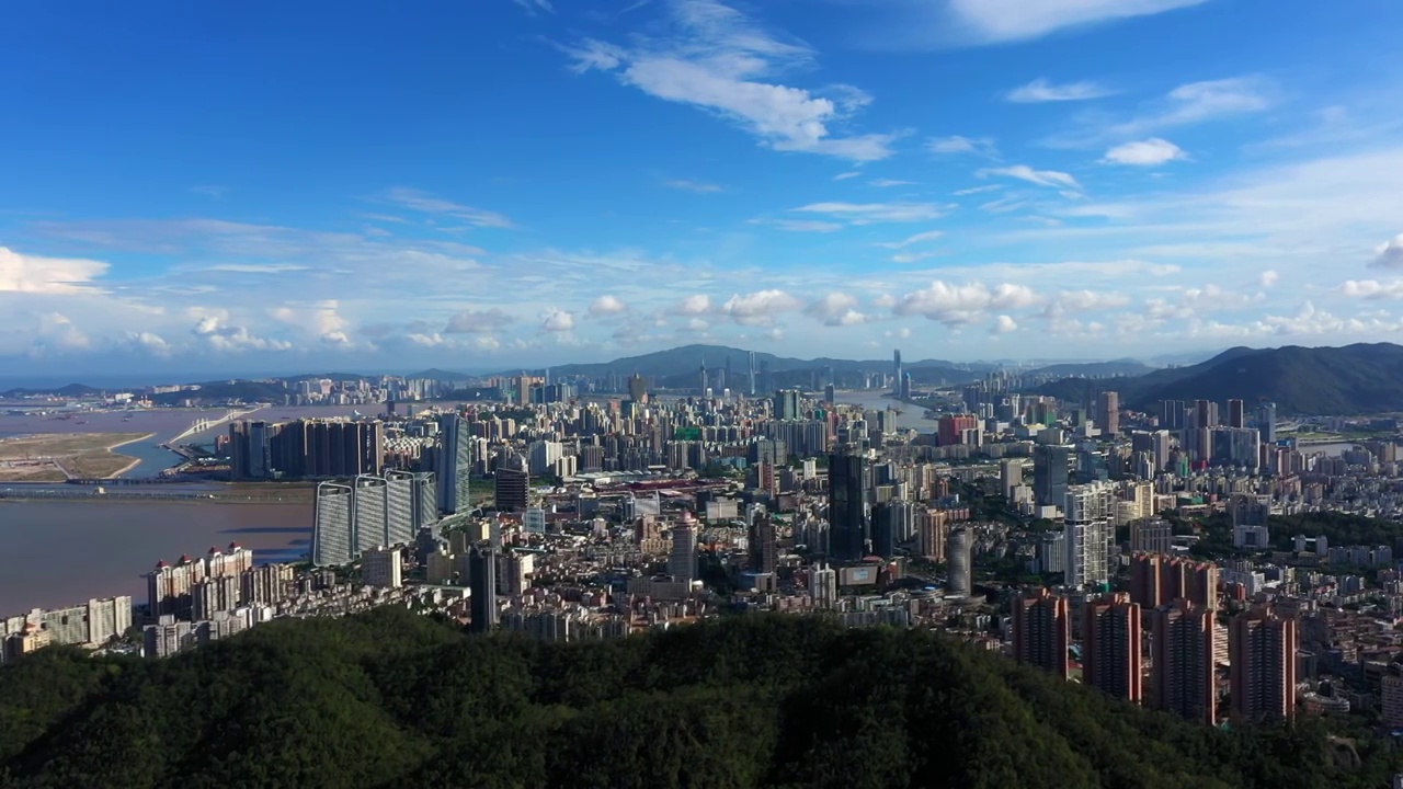 粤港澳大湾区广东省珠海市城市天际线白昼航拍视频素材