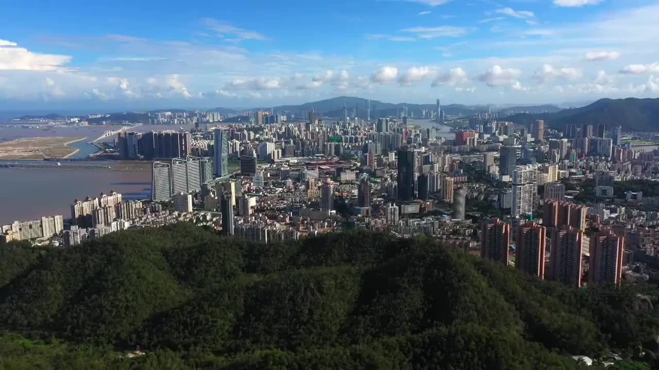 粤港澳大湾区广东省珠海市城市天际线白昼航拍视频素材