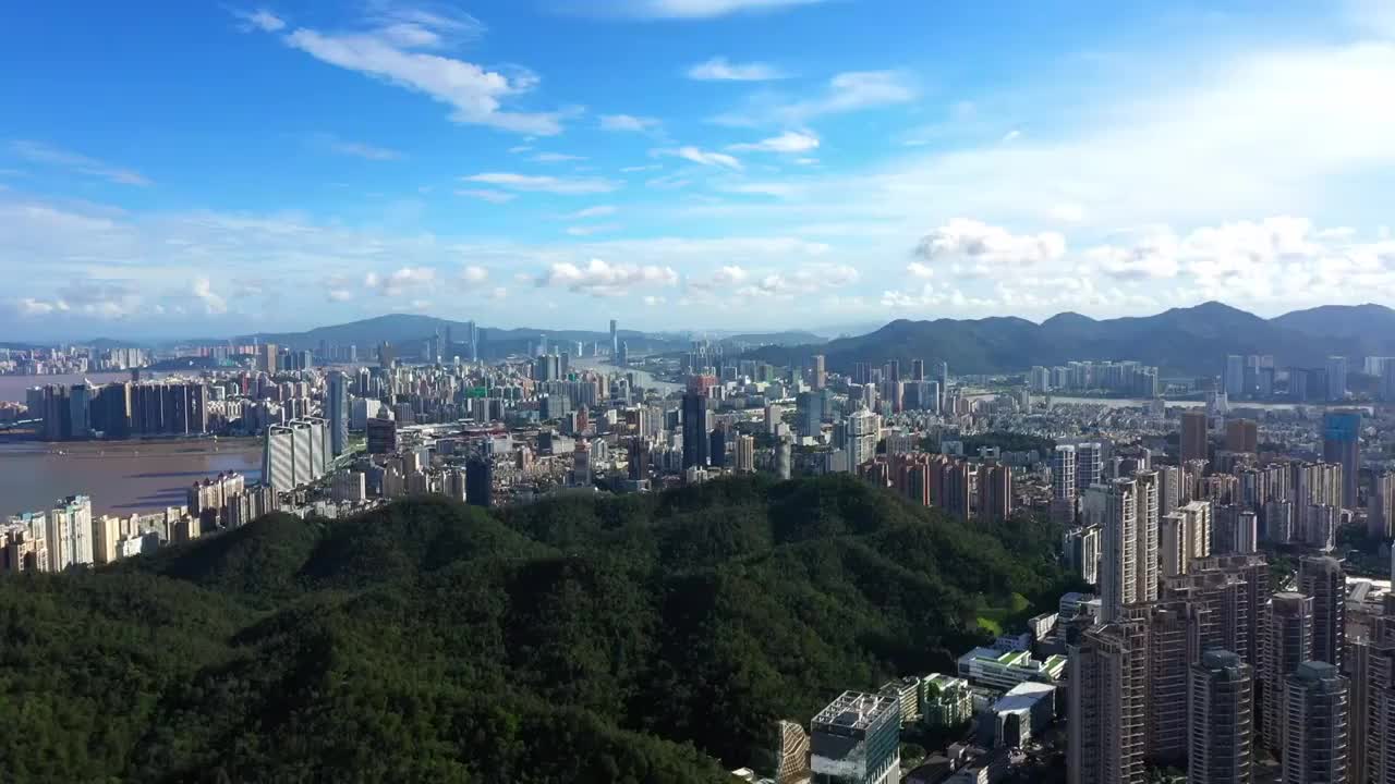 粤港澳大湾区广东省珠海市城市天际线白昼航拍视频素材