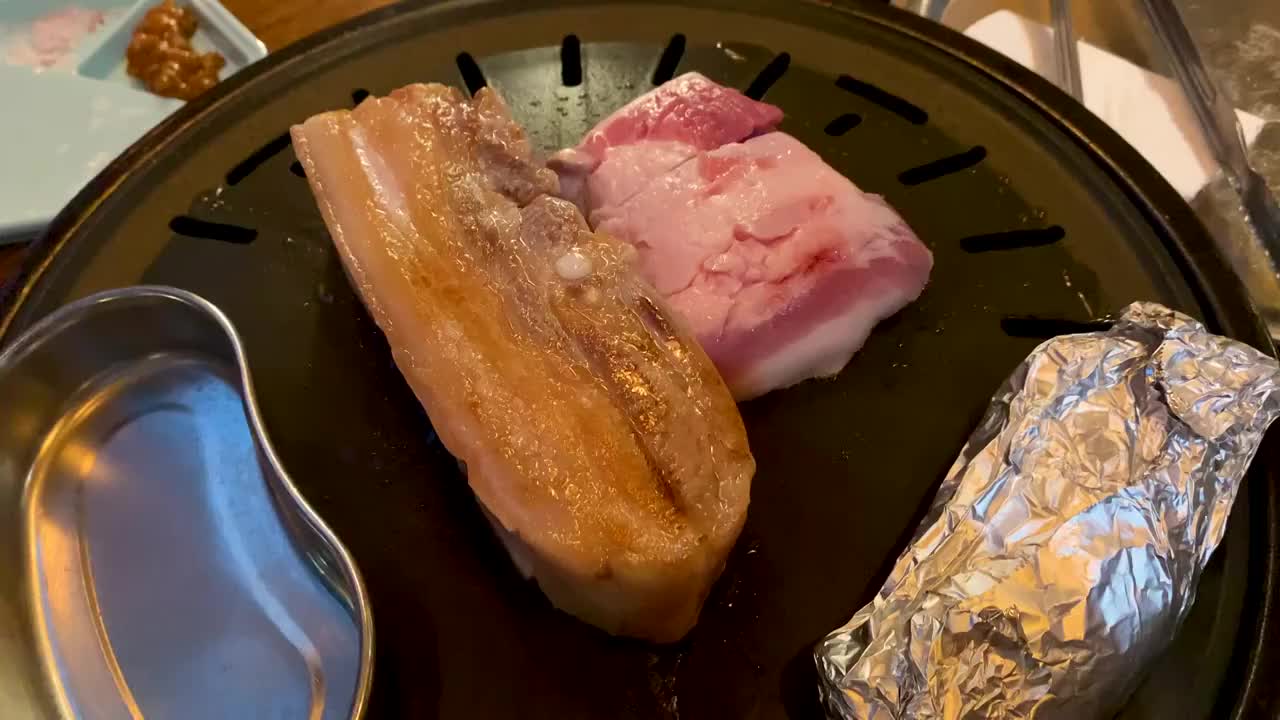 韩国美食韩国烤肉烤五花肉视频素材