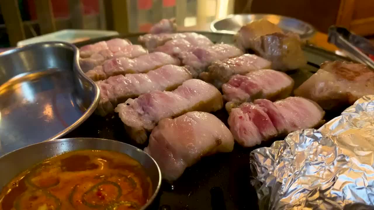 韩国美食韩国烤肉烤五花肉视频素材