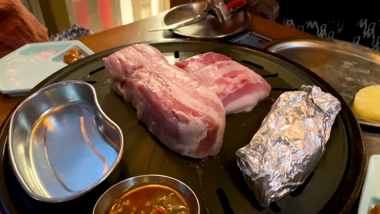 韩国美食韩国烤肉烤五花肉视频素材