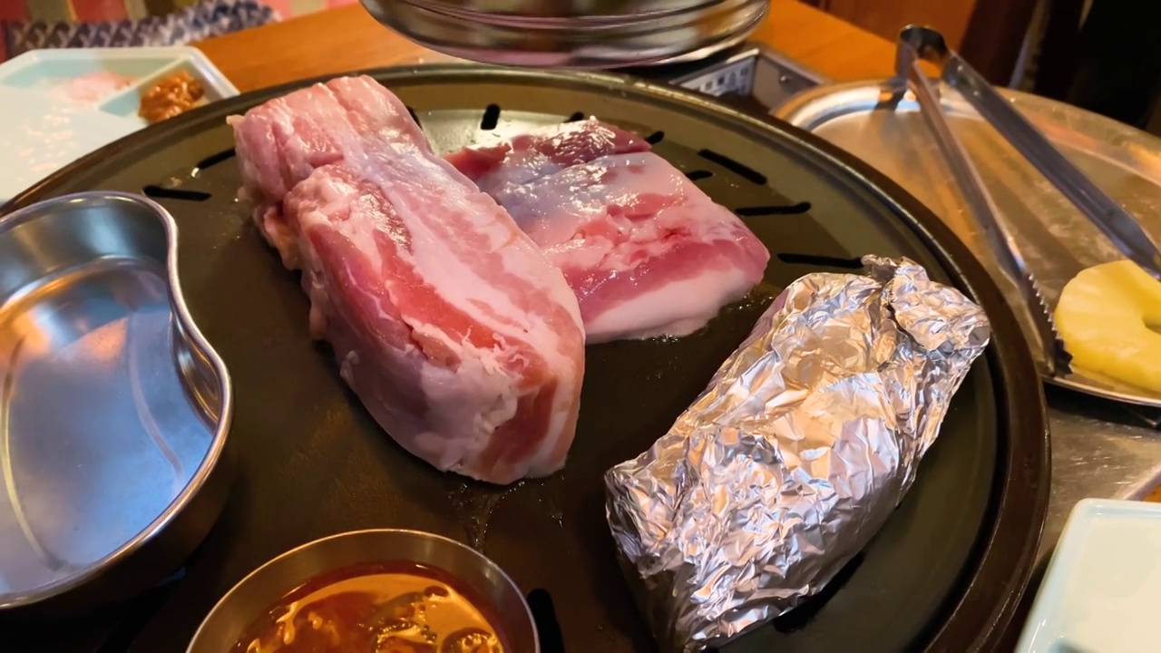 韩国美食韩国烤肉烤五花肉视频素材