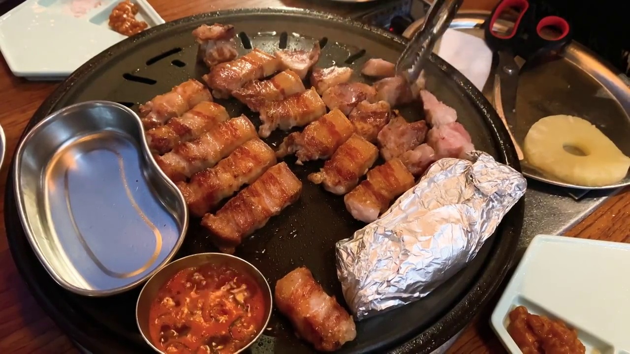 韩国美食韩国烤肉烤五花肉视频素材