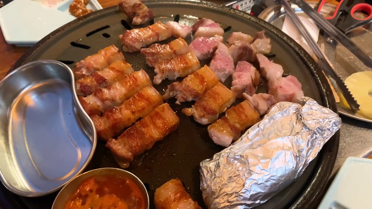 韩国美食韩国烤肉烤五花肉视频素材