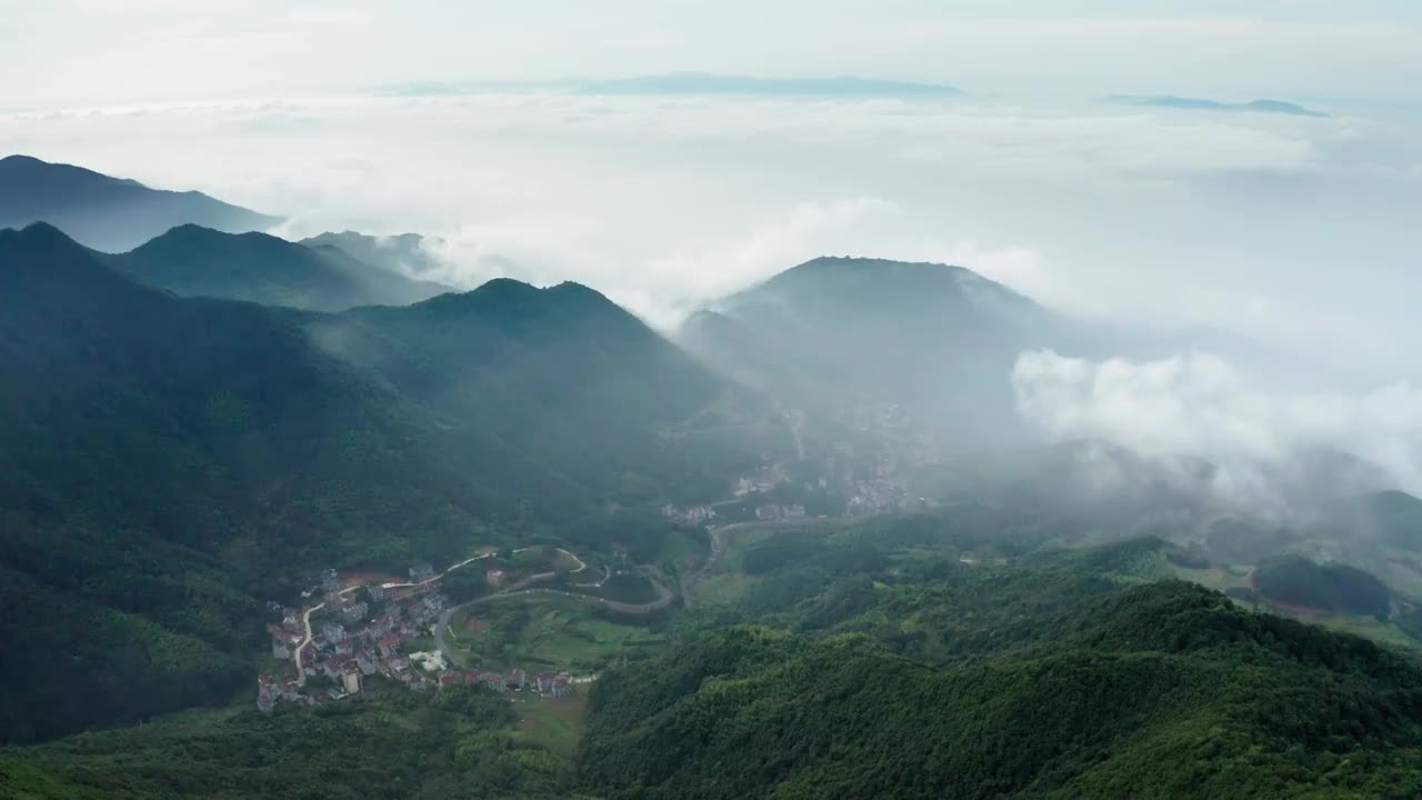 云海中的金华北山弹子下村航拍视频素材