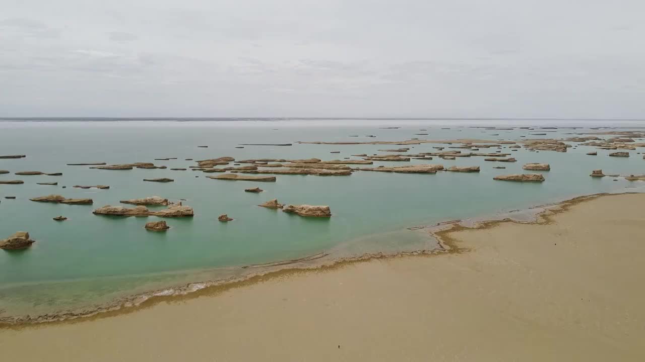 航拍中国青海省乌素特雅丹地质公园水上雅丹视频素材