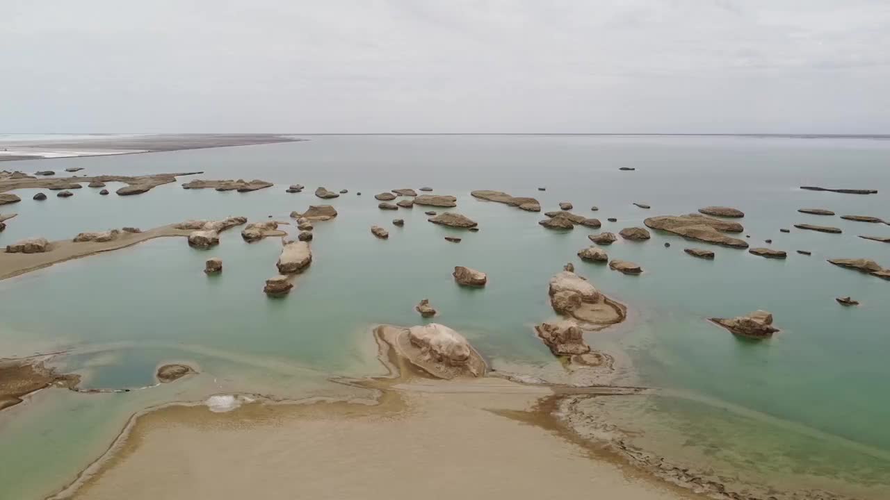 航拍中国青海省乌素特雅丹地质公园水上雅丹视频素材