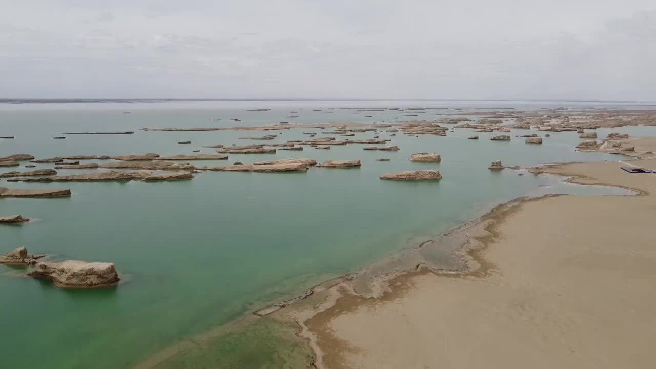 航拍中国青海省乌素特雅丹地质公园水上雅丹视频素材