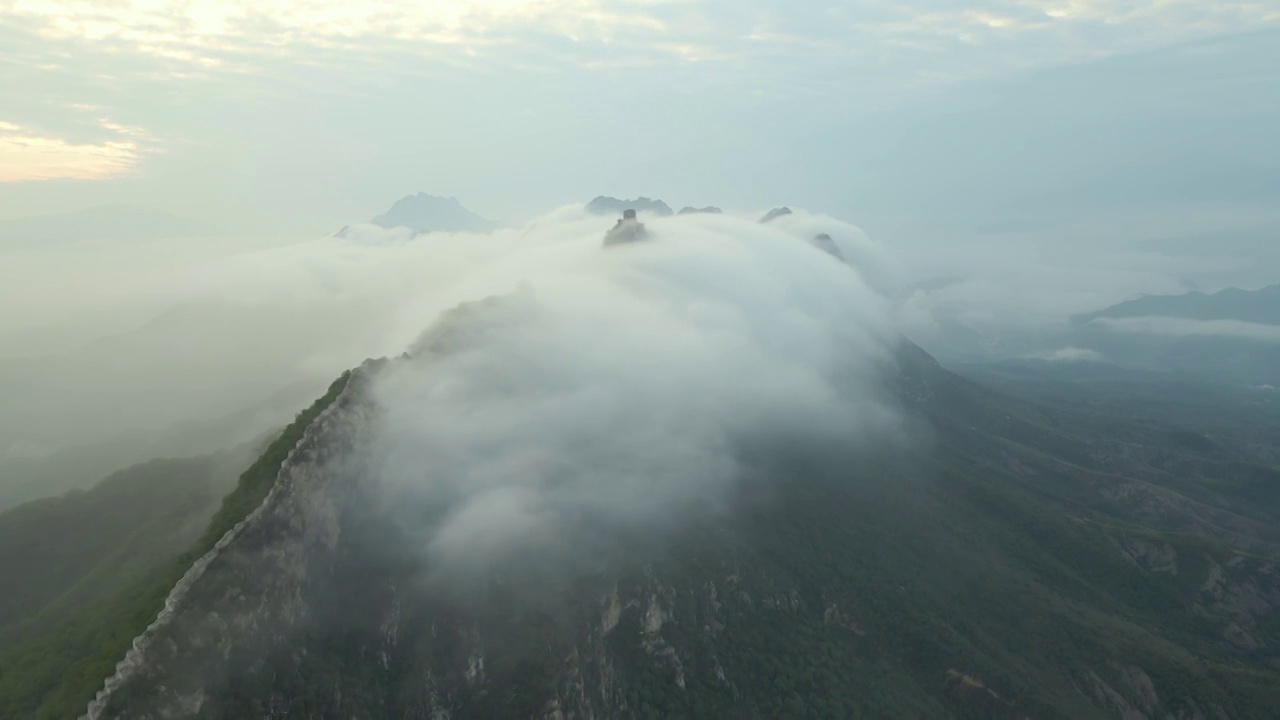 长城烽火台流云穿过震撼场景视频素材