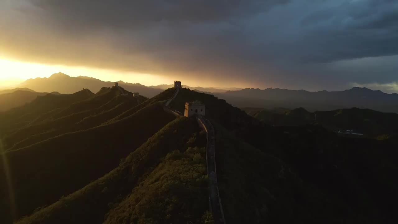 长城夕阳光芒照耀温暖明亮视频素材