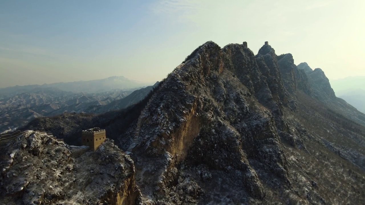 长城雪景天梯正面航拍视频素材