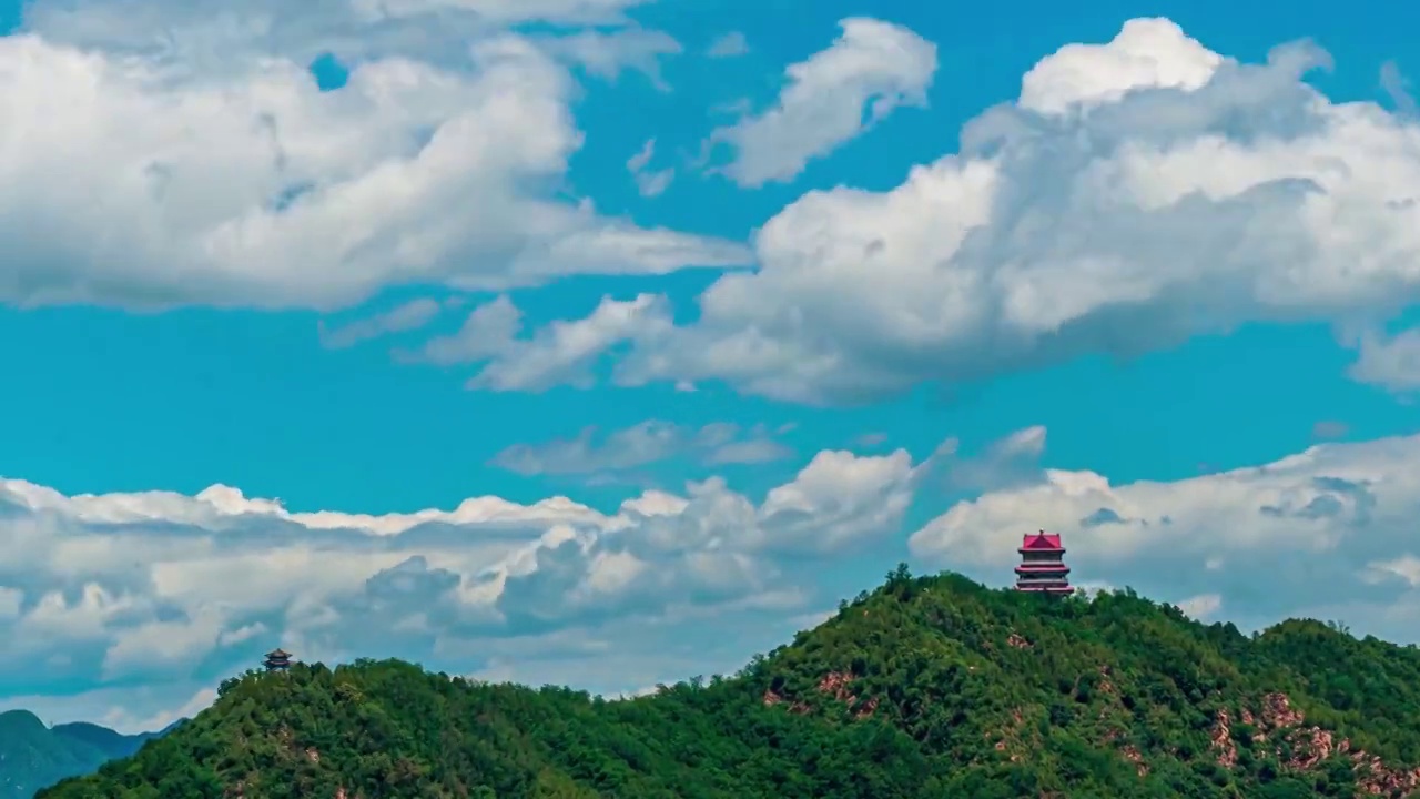 蓝天白云下的兴隆北山视频素材