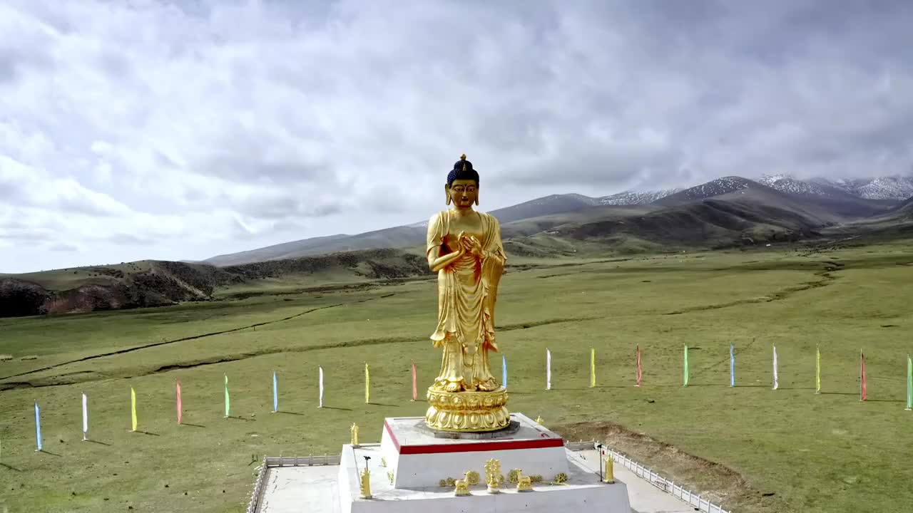 航拍藏传佛教寺庙佛塔经幡视频素材