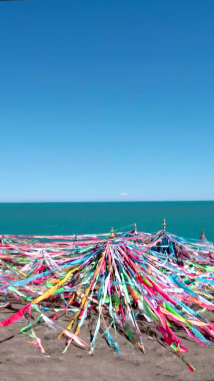 中国西北青海湖悬崖边的大型经幡视频素材