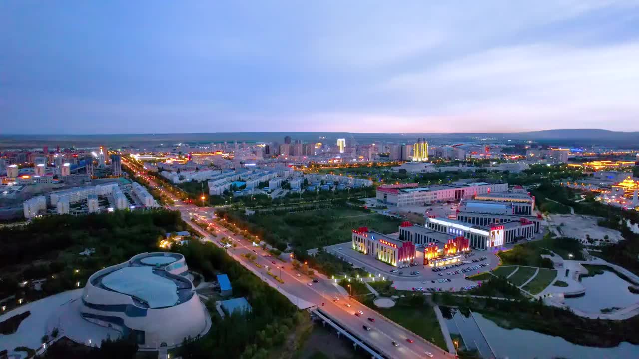 内蒙古锡林郭勒盟锡林浩特市锡林河和城市天际线夜景航拍视频素材