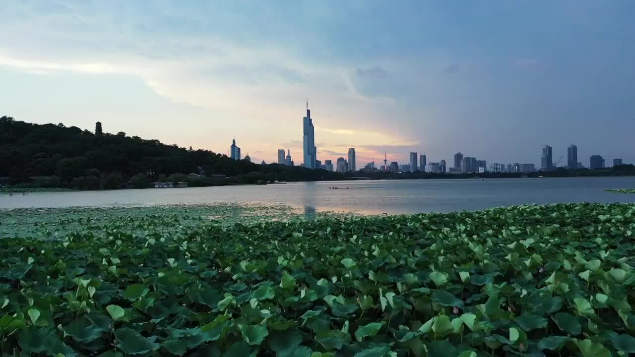 暮色下运动员在南京玄武湖公园进行水上皮划艇训练视频素材