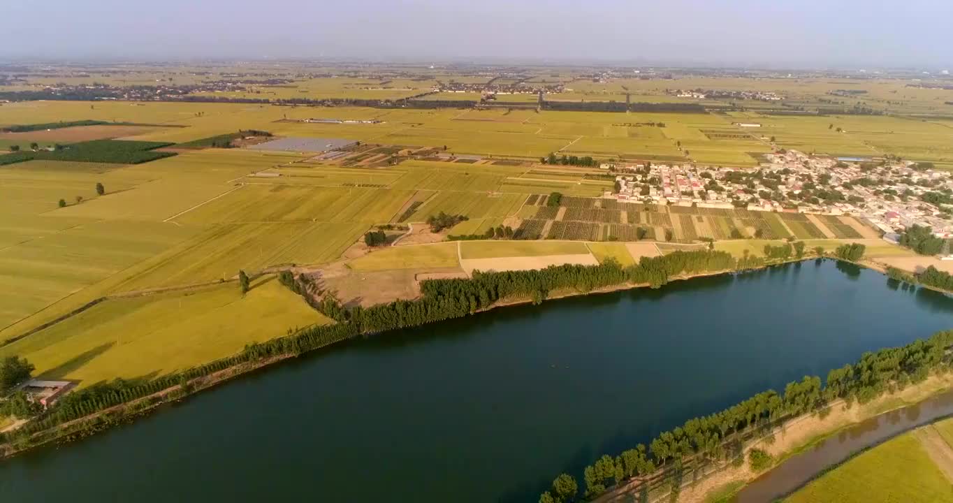 田野与湖泊视频素材