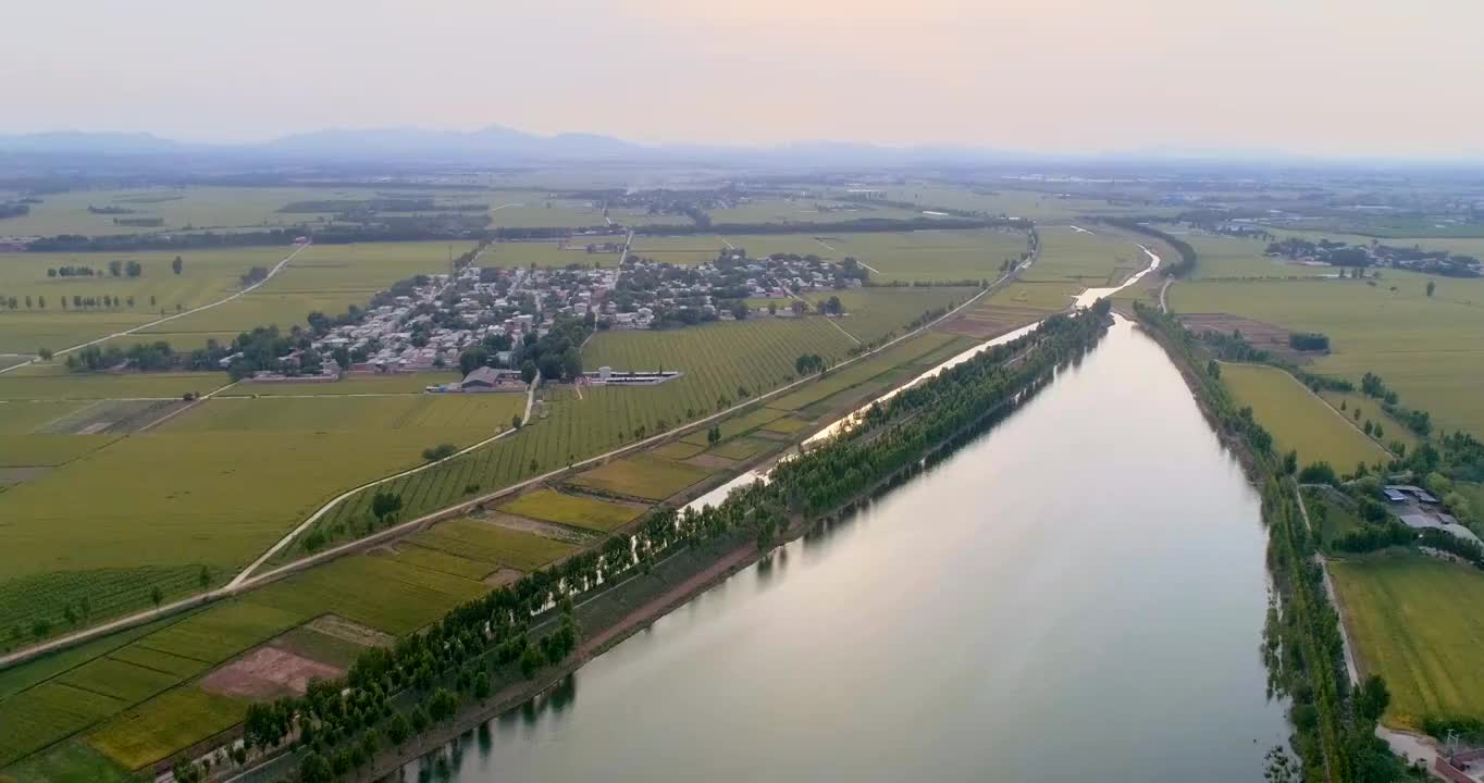 田野与湖泊视频素材