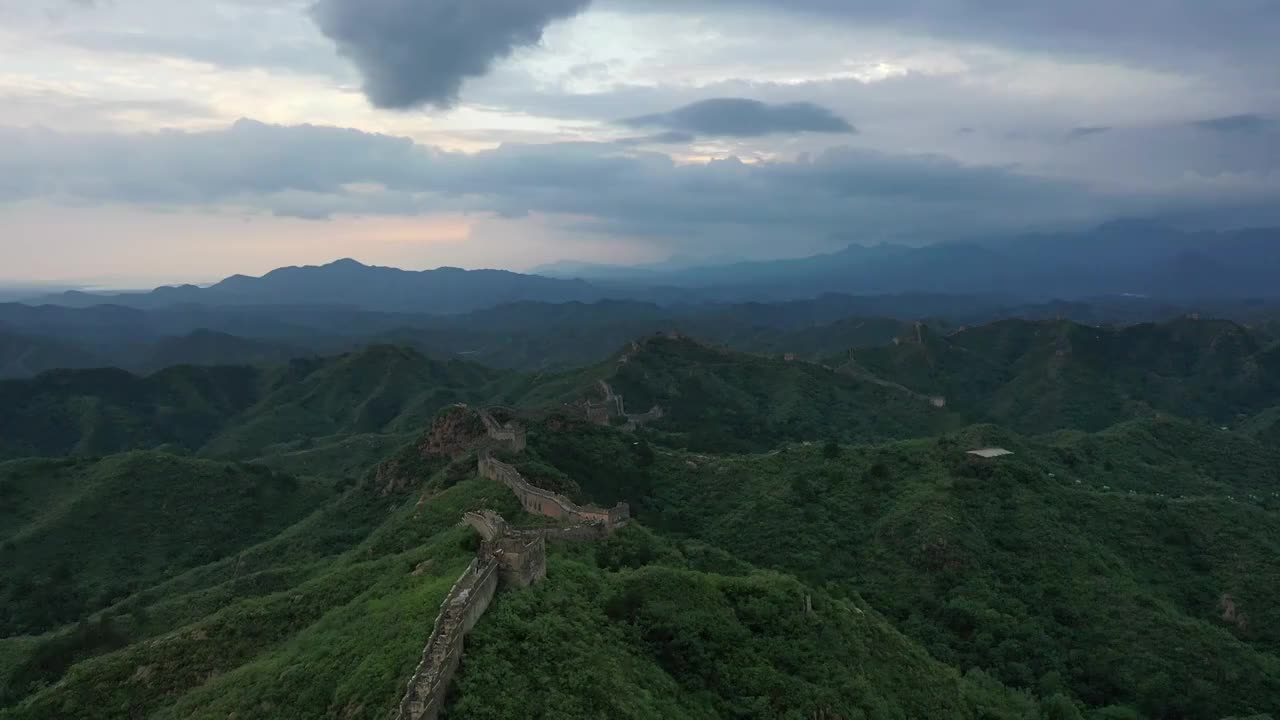 航拍夕阳下的金山岭长城（4K）视频素材