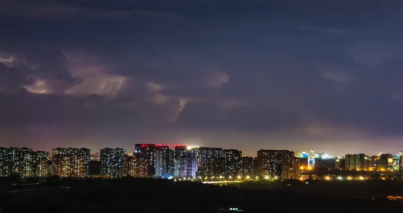 北京山景山上空的电闪雷鸣视频素材