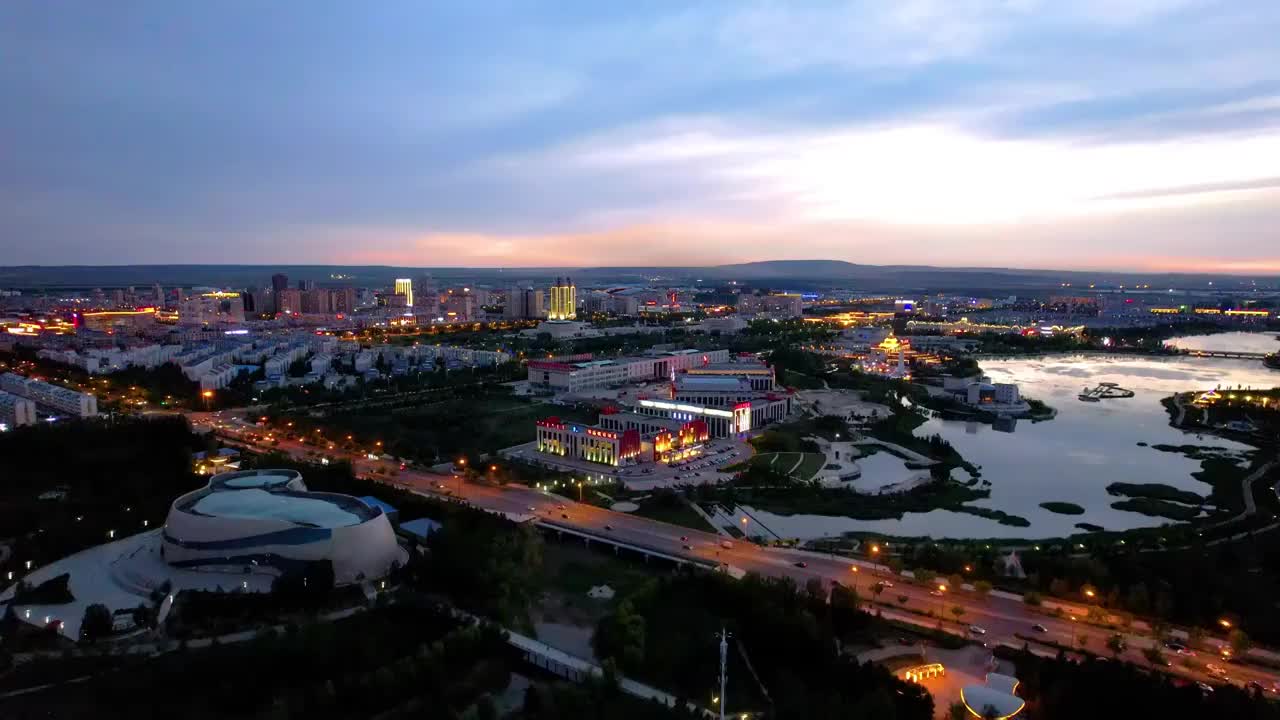 内蒙古锡林郭勒盟锡林浩特市锡林河和城市天际线夜景航拍视频素材