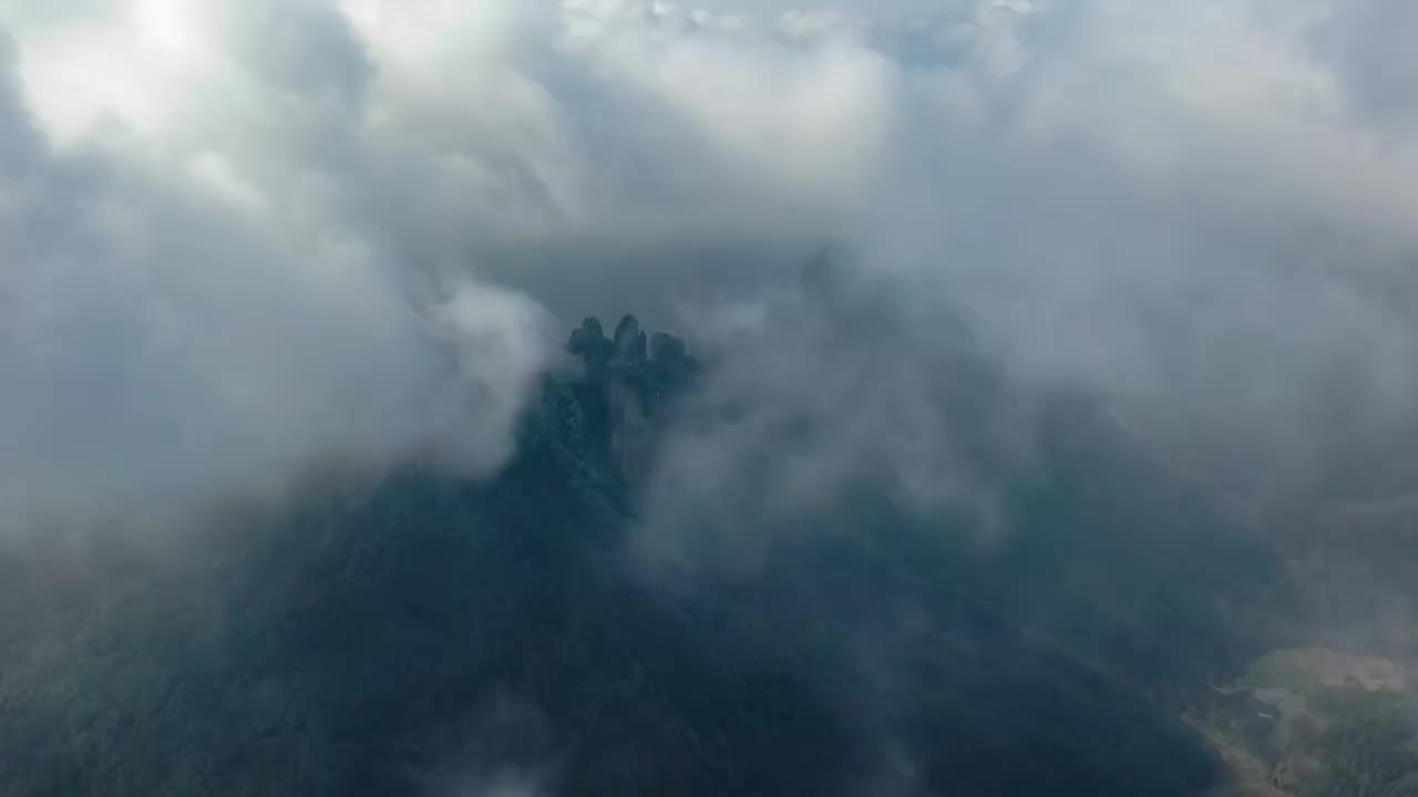 金华浦江仙华山风景名胜区初雪后风云变幻奇观4K延时航拍视频素材