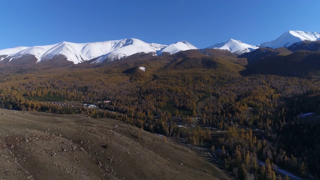 飞向白巴哈雪山视频素材