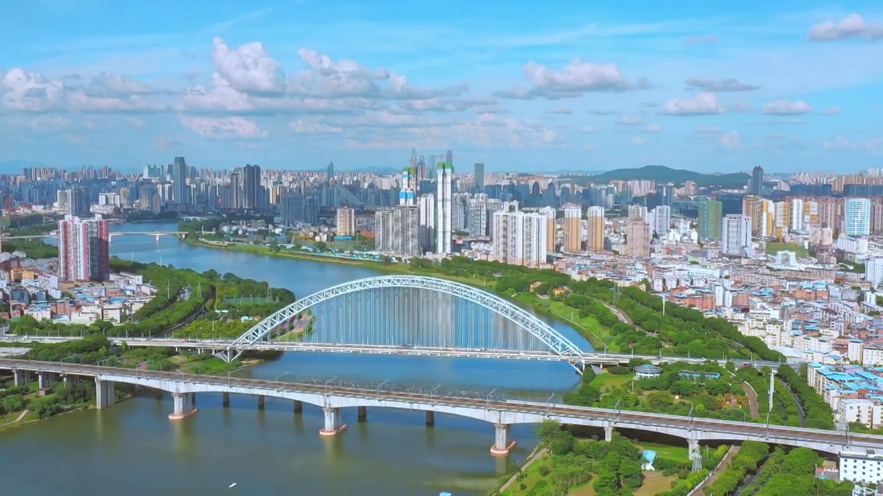 广西壮族自治区南宁市永和大桥蓝天城市航拍风光视频素材