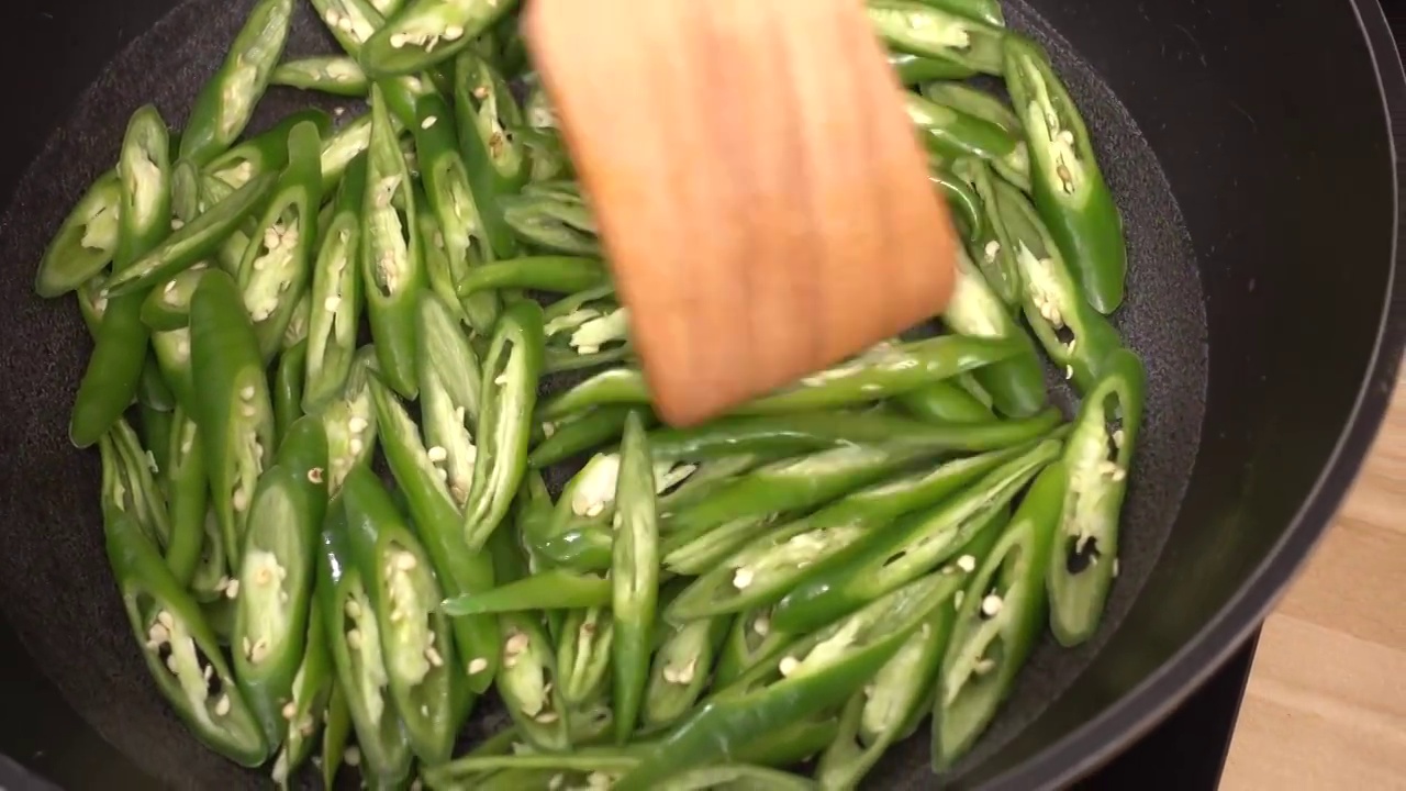 厨师制作川菜小炒肉视频素材