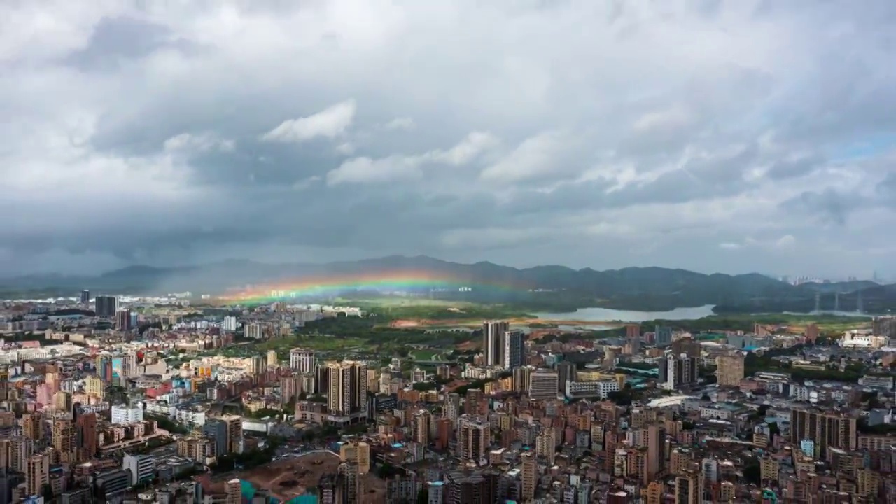 深圳城中村的雨后彩虹视频素材