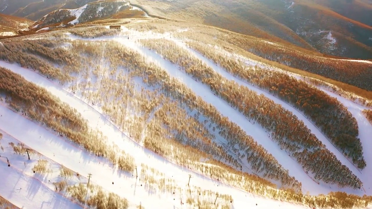 滑雪场夕阳航拍视频素材