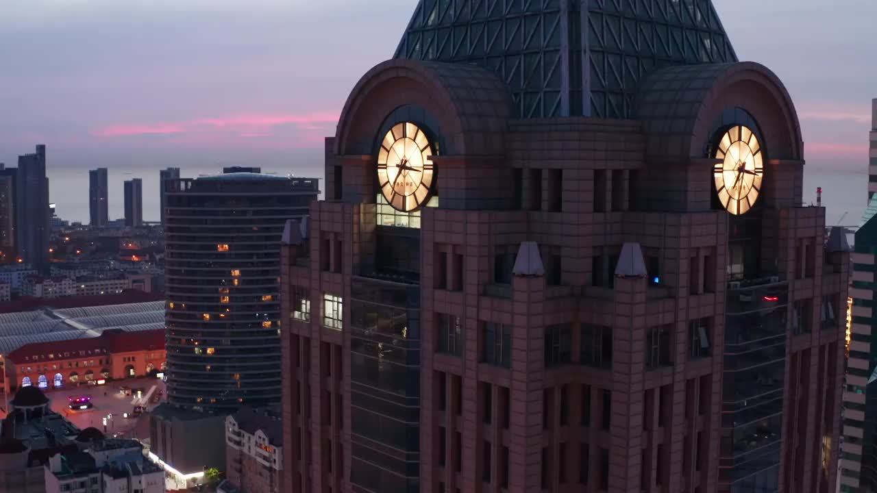 航拍青岛夜景火车站前景是海关大楼视频素材