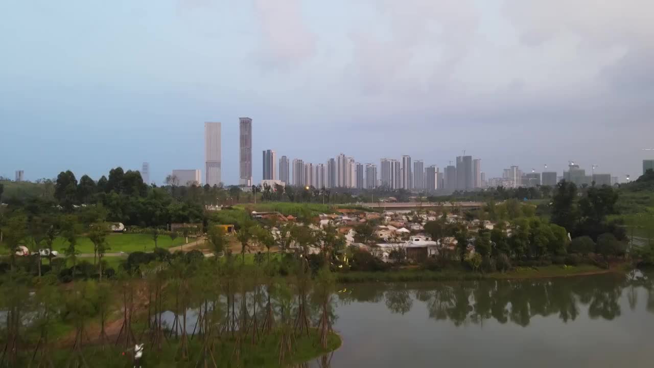 四川省成都市麓湖麓客岛生态水域公园住宅区航拍城市夜景视频素材