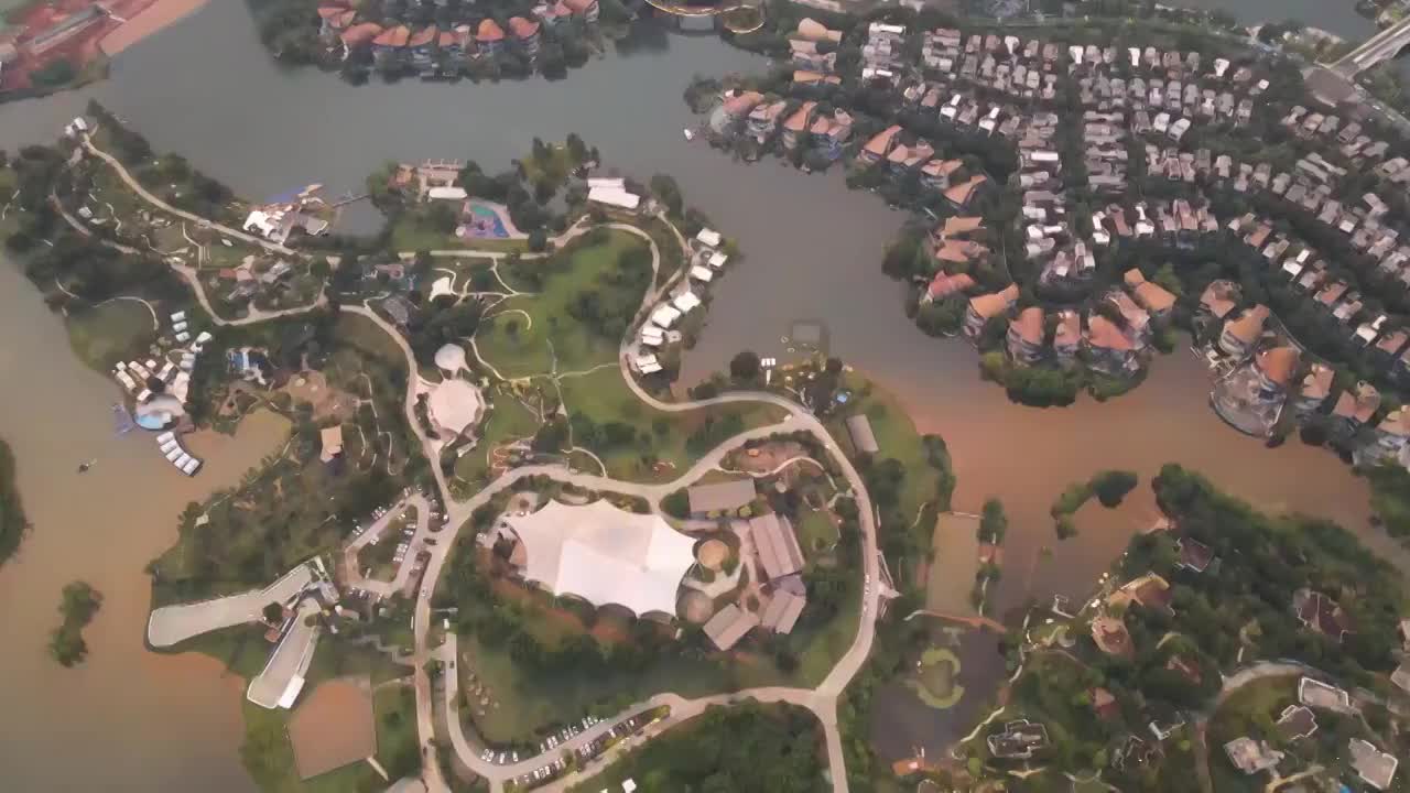 四川省成都市麓湖麓客岛生态水域公园住宅区航拍城市夜景视频素材