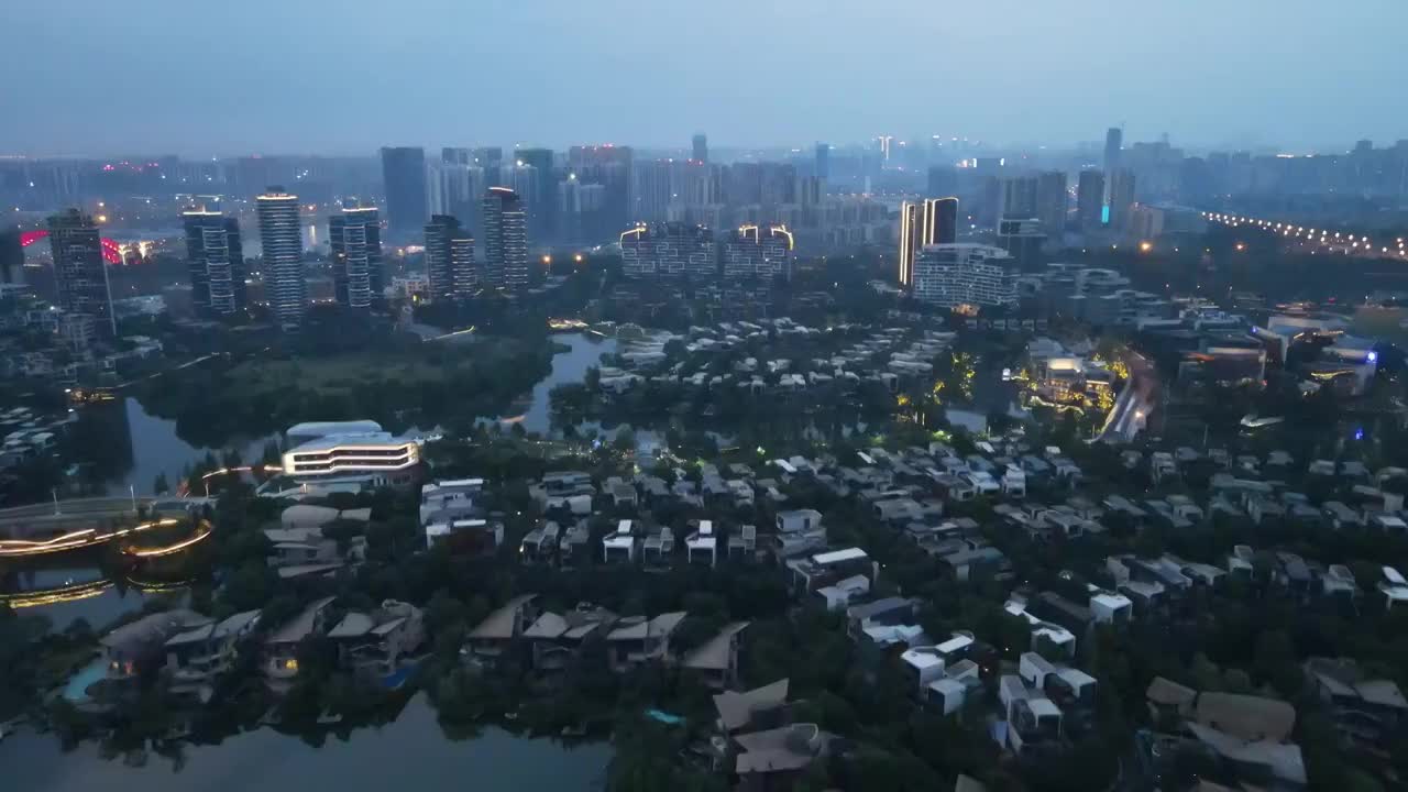 四川省成都市麓湖麓客岛生态水域公园住宅区航拍城市夜景视频素材