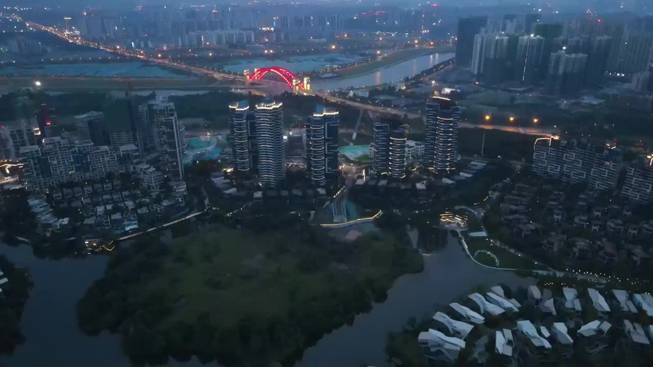 四川省成都市麓湖麓客岛生态水域公园住宅区航拍城市夜景视频素材