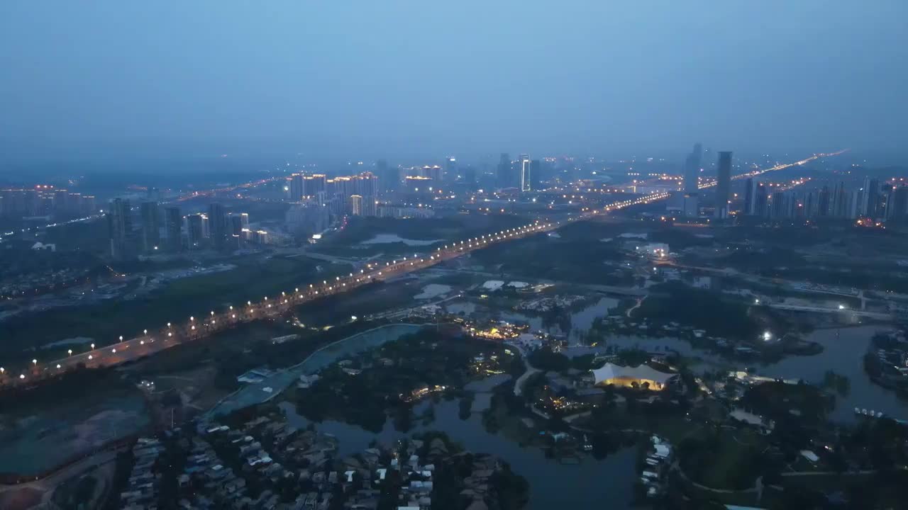 四川省成都市麓湖麓客岛生态水域公园住宅区航拍城市夜景视频素材