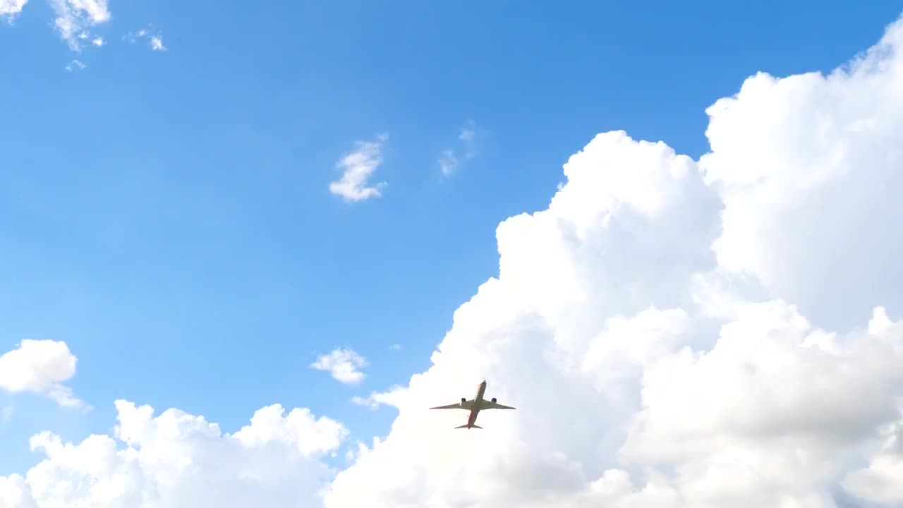 蔚蓝的天空白云和空中的飞机视频下载