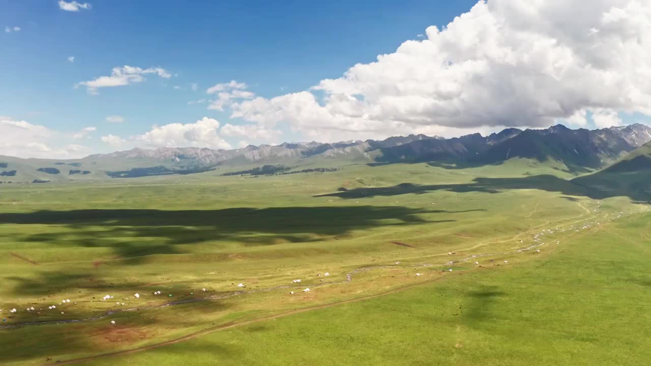 中国新疆伊犁那拉提草原自然风景视频素材