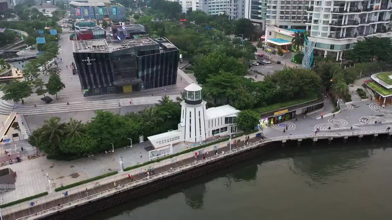 广东省深圳市盐田区壹海城中央公园灯塔图书馆航拍视频素材