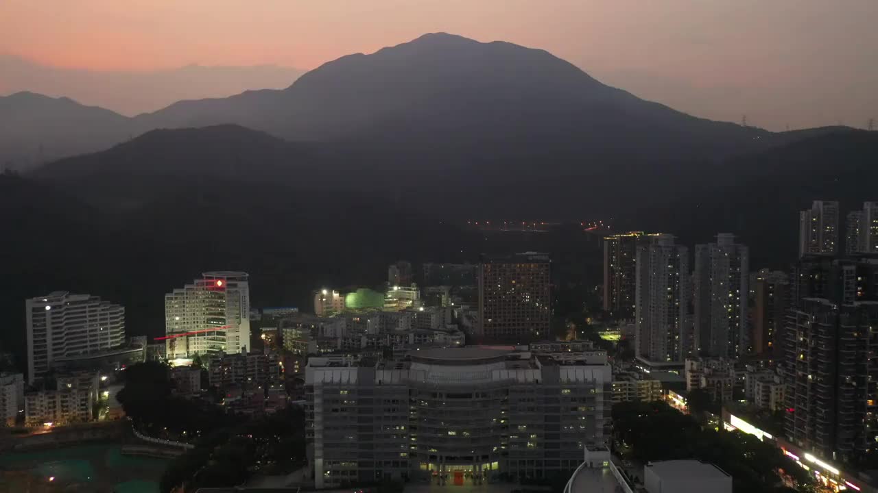 广东省深圳市盐田区壹海城中央公园灯塔图书馆航拍视频素材