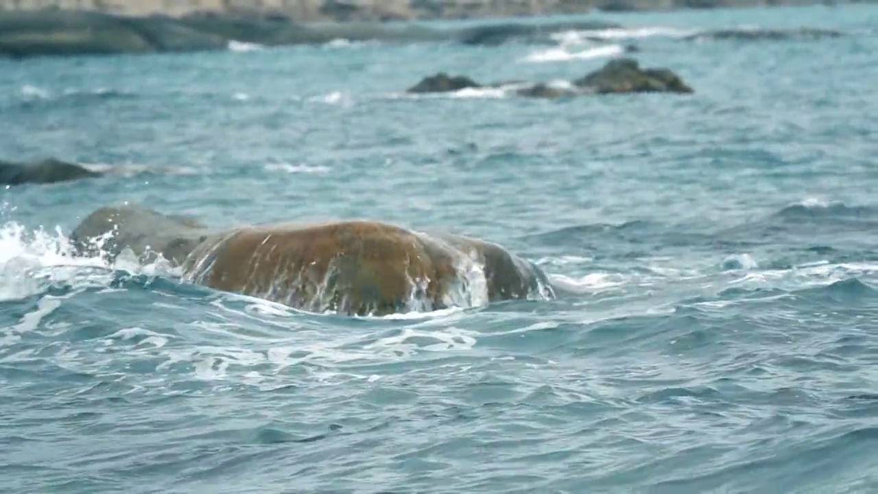 海浪拍打礁石视频下载