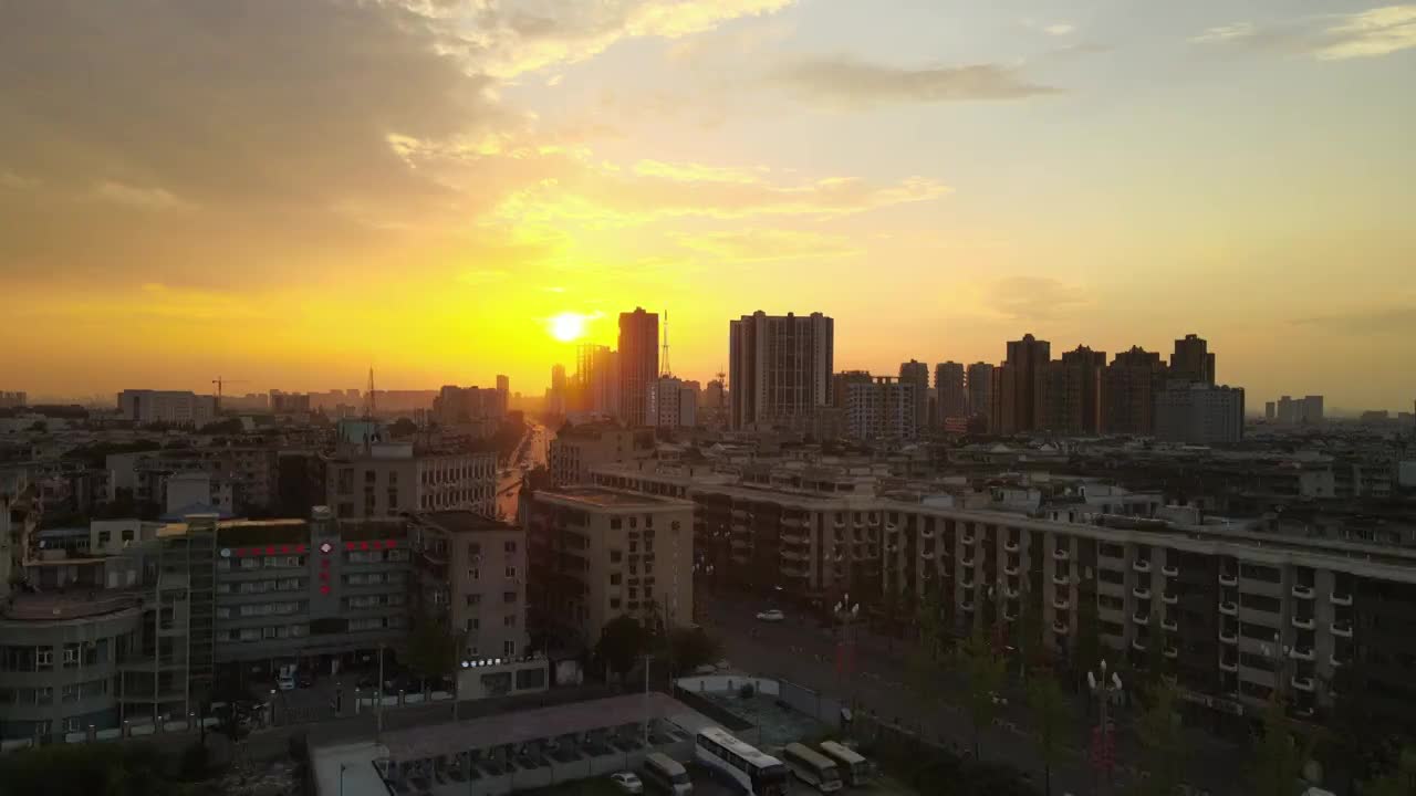 成都市龙泉驿区夜晚市区城市主干道航拍夜景建筑视频素材