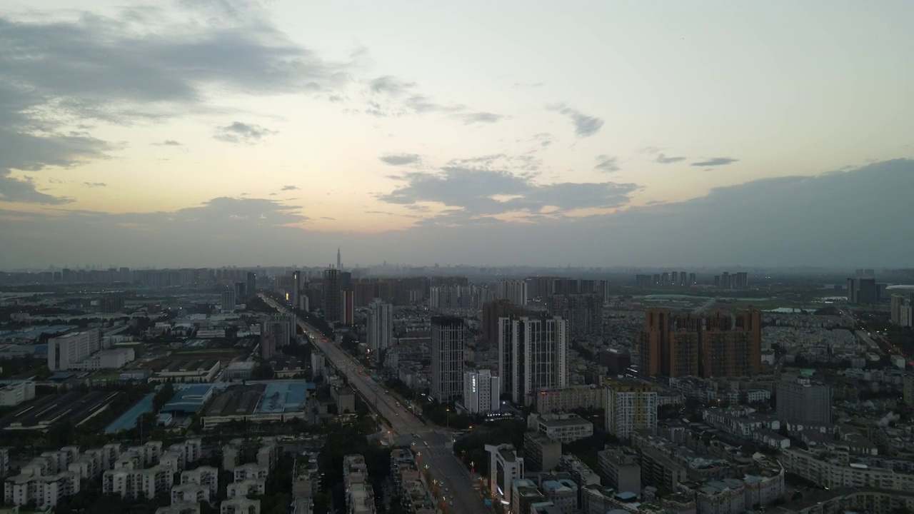 成都市龙泉驿区夜晚市区城市主干道航拍夜景建筑视频素材